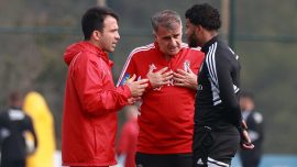 Beşiktaş’ta Şenol Güneş oyuncularla yakından ilgileniyor